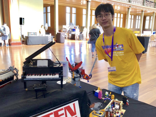图为乐高钢琴设计师陈道亮(Donny Chen)参加2019年Brickman Awesome墨尔本乐高展。(受访者供图) 图为乐高钢琴设计师陈道亮(Donny Chen)参加2019年Brickman Awesome墨尔本乐高展。(受访者供图)