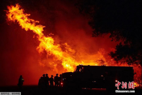 图为当地时间9月9日，美国加利福尼亚州奥罗维尔，大火吞噬森林。