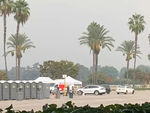 亚凯迪亚市Santa Anita跑马场设置临时的红十字会收容中心。(美国《世界日报》／张宏 摄影)