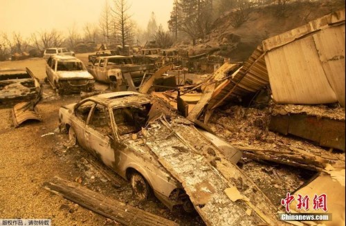 图为当地时间9月9日，美国加利福尼亚州布尤特县，火焰吞噬森林，废墟遍地。