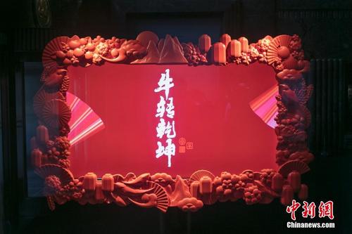 纽约帝国大厦“欢乐春节”牛年生肖橱窗展揭幕