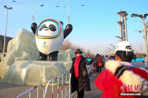 冬奥城市景观亮相北京街头吸引市民拍照