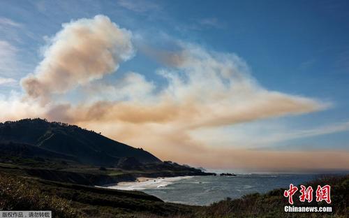 美国加州山火肆虐 滚滚浓烟冲天