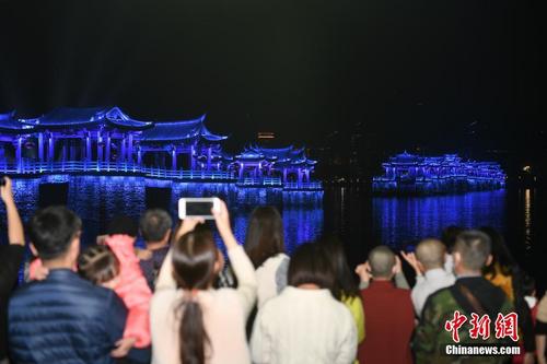 “世界上最早的启闭式桥梁”广济桥上演璀璨灯光秀