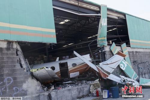 墨西哥一架小型飞机坠毁撞上超市