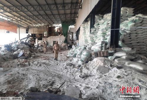 印度古吉拉特邦一工厂墙壁倒塌