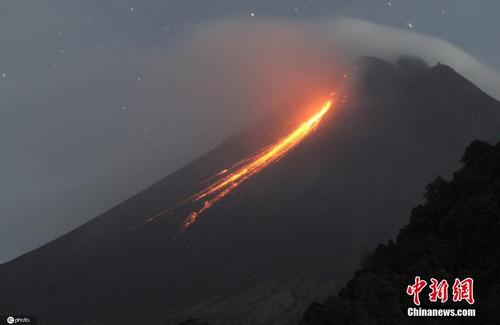 印尼默拉皮火山喷发 熔岩流淌场面壮观