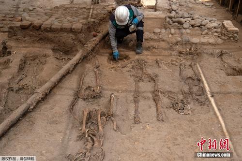 秘鲁考古学家发现殖民时期墓地