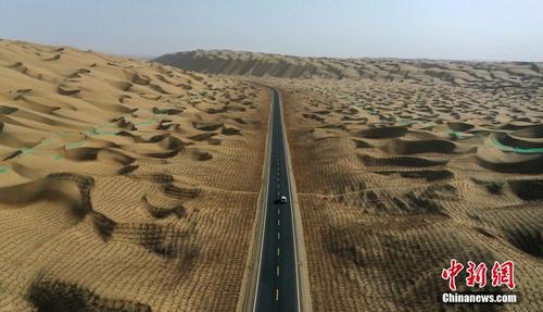 尉且沙漠公路即将通车 航拍沿途旖旎风光
