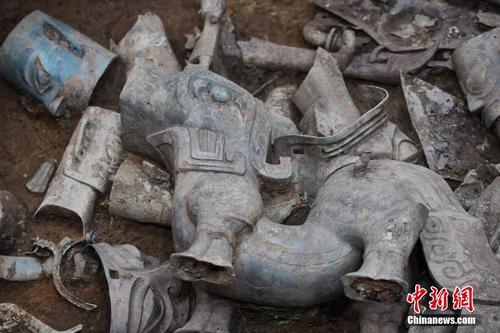 直击三星堆考古发掘现场：发现大量青铜器的8号祭祀坑