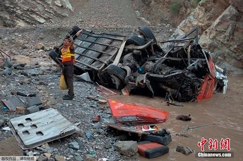 巴基斯坦西南部一客车坠谷致数十人死伤