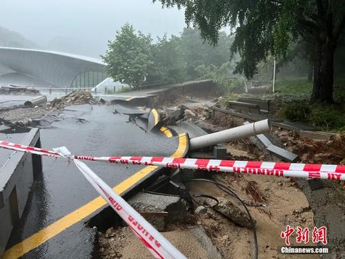 直击韩国特大暴雨：汉江水位上涨