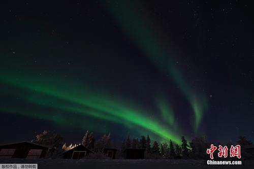 极光照亮瑞典夜空 宛如绿色游龙