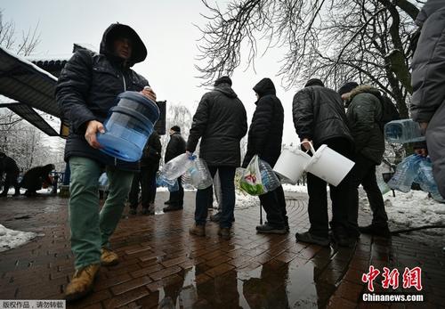 乌克兰基辅停电停水 民众排队进公园打水