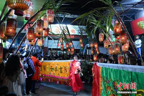 广东潮州溪口村举办“穿蔗巷”民俗活动