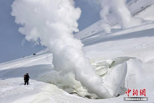 日本民众近距离观看火山口喷出蒸汽