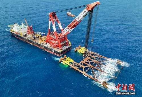 中海油深圳“恩平20-4”万吨级导管架下水