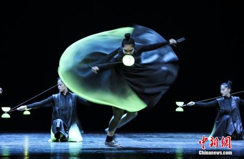 外交部组织驻华使团观看杂技专场演出