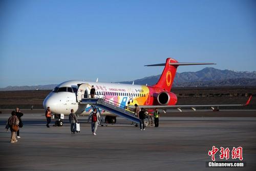 新疆吐鲁番：实拍国产支线客机ARJ21航班旅客登机起飞全过程