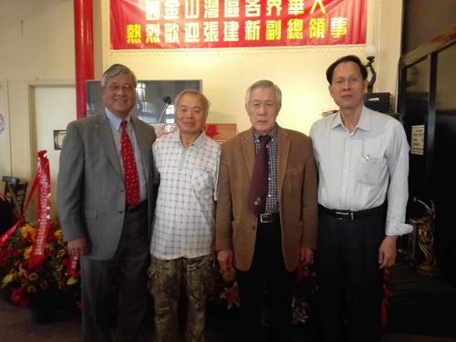 图片左起：董事长雷振泽、中国公民潘荫佩、荣誉董事长池洪湖、副秘书长雷荣畅。