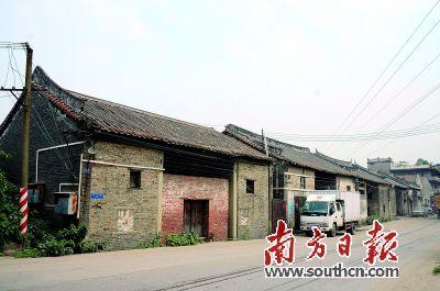 五座祠堂的正门门面已被红砖墙遮盖,图为唐氏祠堂现在的整体面貌。(《南方日报》/甘雁娜 摄) 五座祠堂的正门门面已被红砖墙遮盖,图为唐氏祠堂现在的整体面貌。(《南方日报》/甘雁娜 摄)