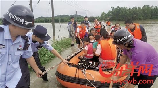 横陂派出所民警到场安全转移群众