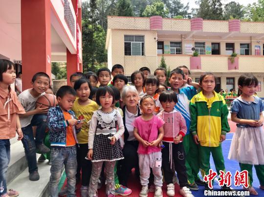 德国汉学家海佩春与贵州山区孩子合影。 德国汉学家海佩春与贵州山区孩子合影。
