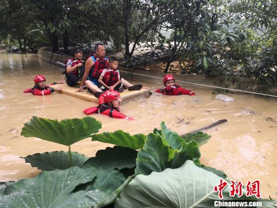 遭暴雨袭击广西沿海多地严重内涝