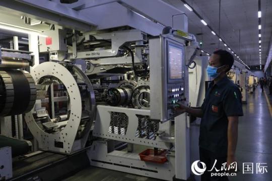 中策橡胶(泰国)有限公司年产各类轮胎共计1331万套。图为泰籍员工在汽车轮胎生产线上工作。人民网记者孙广勇摄 