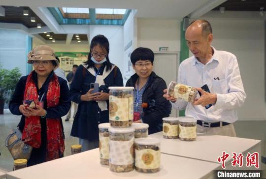 海外华文媒体代表参观纯阳山村电商中心。　王磊 摄