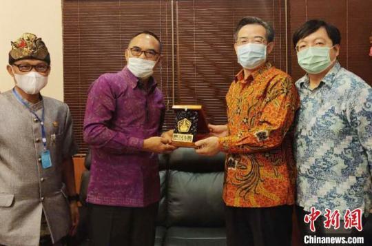 中国驻登巴萨总领事朱兴龙到任拜会印尼巴厘省议长（图）