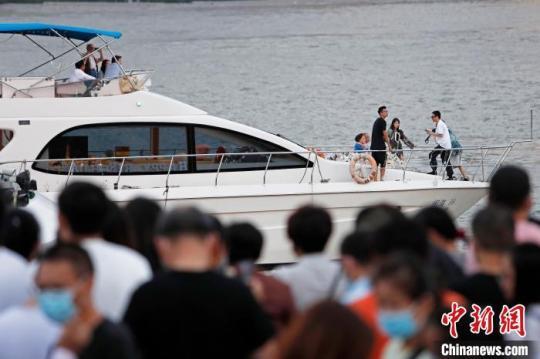 游客乘坐游艇在黄浦江上合影留念。　殷立勤 摄
