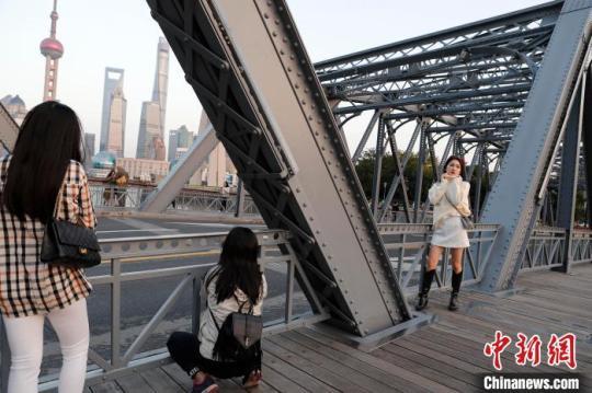 预约、测温、验码，长假首日上海主要景区游客量同比增长110%
