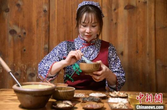 李华正在品尝自己制作的客家擂茶。　李南轩 摄