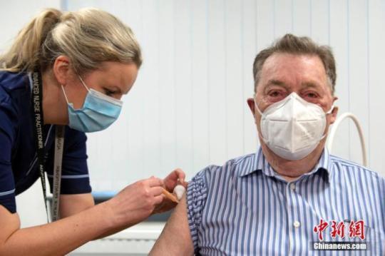 1月4日，在英国苏格兰邓迪的洛基健康中心，护士为一名82岁的老人注射新冠疫苗。