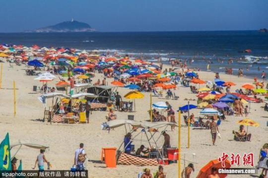 当地时间2021年1月6日，巴西，里约热内卢海滩人头攒动，许多居民前来享受海滩阳光。图片来源：SIPAPHOTO