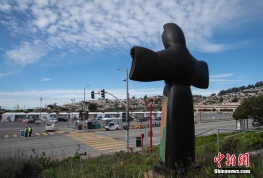 当地时间1月31日，美国旧金山民众在位于旧金山城市学院的大规模新冠疫苗接种点接种疫苗。旧金山官员此前表示，当地另外两处大规模疫苗接种点也将在未来向公众开放。 <a target='_blank' href=