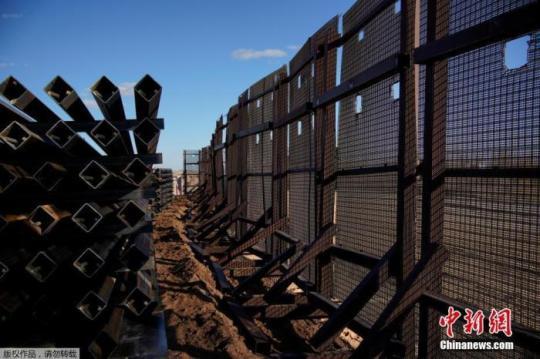 当地时间1月22日，美国新墨西哥州Sunland Park一处边境墙工地内，部分建筑材料被弃置一旁。20日，美国总统拜登签署了要求停止美墨边境墙建设的行政令。