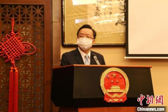 中国驻菲使馆向在菲同胞发放“春节包”鼓励“非必要、非紧急、不旅行”