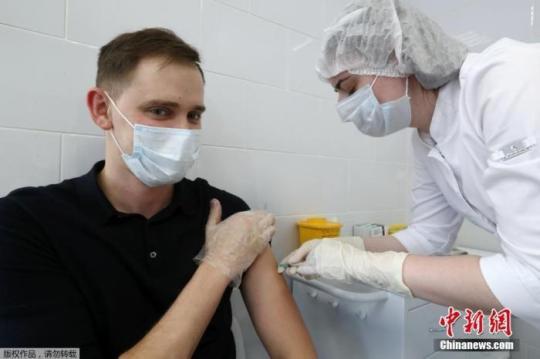 资料图：2020年12月5日，俄罗斯莫斯科，一名男子接种新冠疫苗。