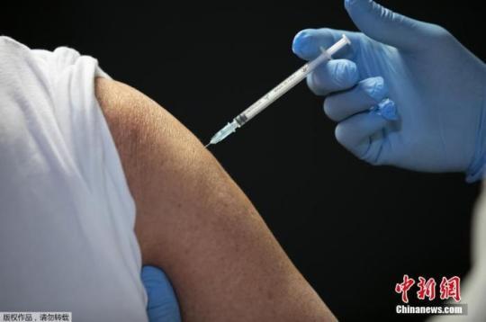 资料图：当地时间1月9月，法国戛纳，戛纳电影宫里的新冠疫苗接种中心开始启用。图为医护人员在电影宫里的新冠疫苗接种中心接种新冠疫苗。