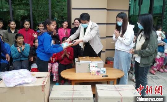 中铁十四局向尼泊尔月光儿童之家捐赠一批文具及防疫物资
