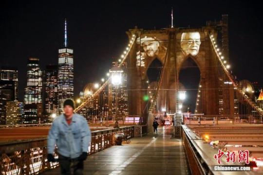 当地时间3月14日晚，美国纽约市政府将因新冠肺炎去世的患者面容投影在布鲁克林大桥桥身上，表达对逝者的怀念。当晚，纽约市举行活动纪念因新冠肺炎去世的患者。 <a target='_blank' href=
