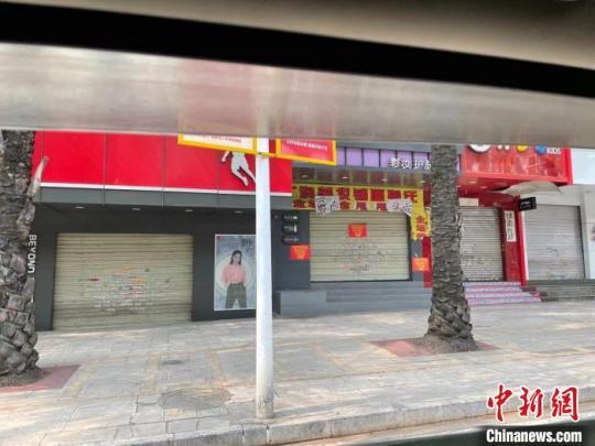 图为瑞丽部分商店歇业。　缪超 摄