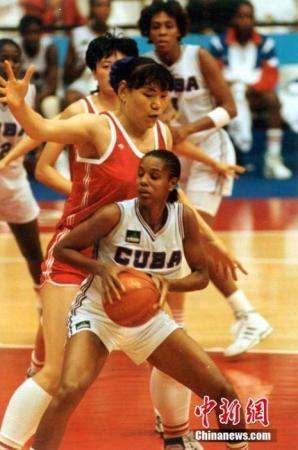 资料图：1992年8月5日晚，以郑海霞为主力中锋的中国女篮战胜古巴队，进入巴塞罗那奥运会女篮决赛。<a target='_blank' href=