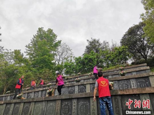 这个清明，替远行的乡亲代为扫墓