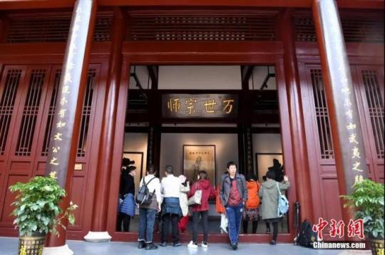 资料图：游客参观朱熹纪念馆。王东明 摄