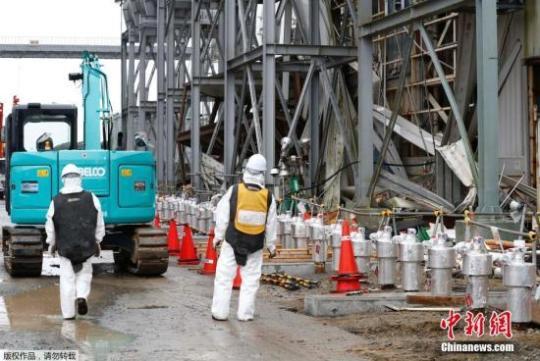 资料图：日本东电重启拆卸福岛核电站一号机防扩散罩工作。图为记者在东电福鸟第一核电站拍摄的现场情况。
