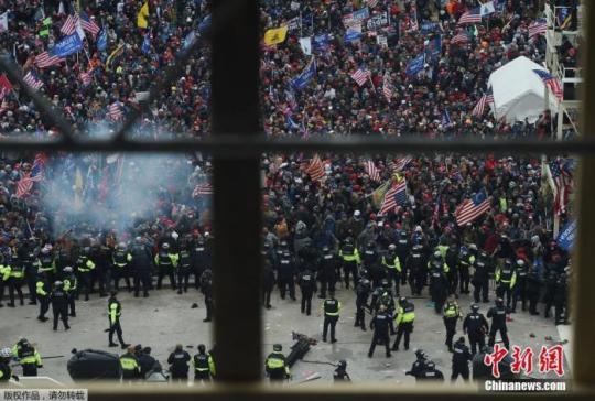 资料图：当地时间1月6日，美国参众两院确认选举人团投票结果的联席会议，因前总统特朗普支持者闯入国会大厦引发大规模骚乱而被迫中断，现场极度混乱。图为美国国会大厦圆形大厅外聚集的特朗普支持者。