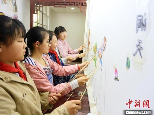 图为安西路小学学生演绎皮影戏。　高展 摄